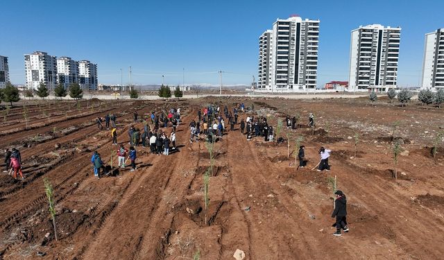 Diyarbakır Büyükşehir öğrencilerle el ele verdi, 135 fidan dikti!