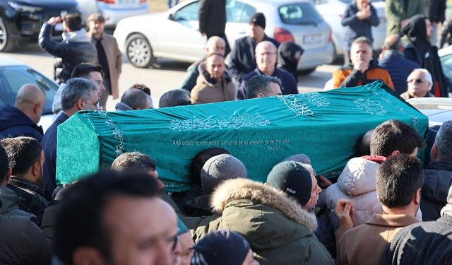 İzmir’de başından vurulan diş hekimi Elazığ’da toprağa verildi!