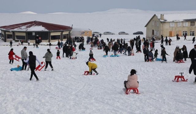 Karacadağ Kayak Merkezi beyaza büründü: Yılın ilk karı yağdı
