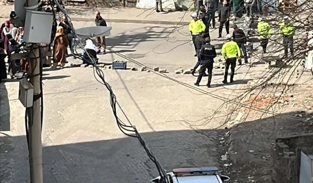 Bingöl’de su sıkıntısı yaşayan mahalleli yolu trafiğe kapatıp ateş yaktı!