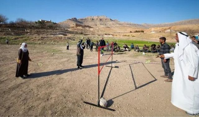 Mardinli köylülerden şalvarlı fistanlı badminton maçı