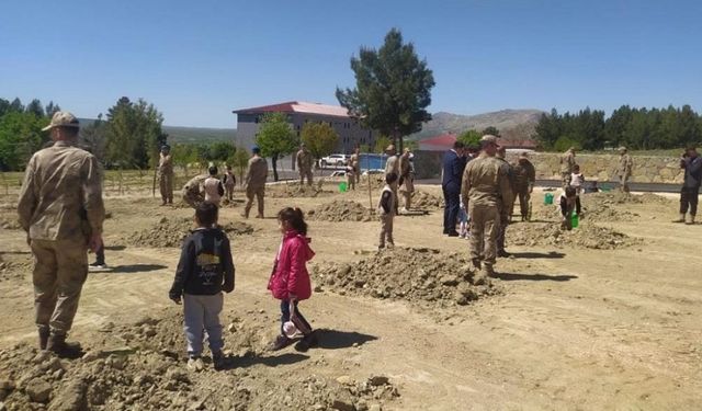 Diyarbakır Dicle’de öğrenciler ve jandarma fidan dikti