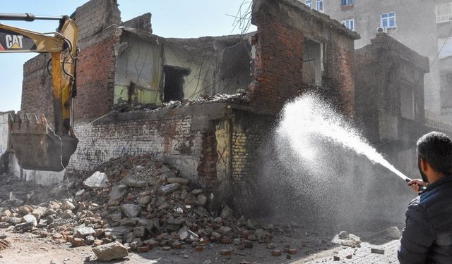 Diyarbakır’da tehlike saçıyor: 17 tanesi yıkıldı, 60’ı bekliyor