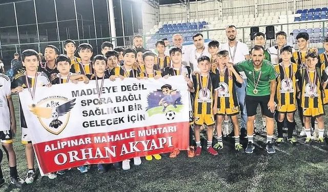 Diyarbakırlı muhtar futbol takımı kurdu: Gençlere umut oldu