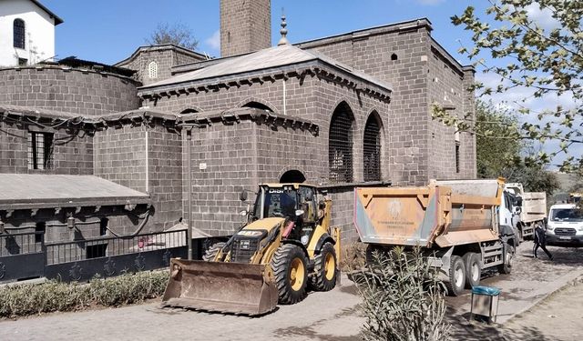 Diyarbakır’daki tarihi camide kanalizasyon tıkandı: Çıkanlar şok etti!