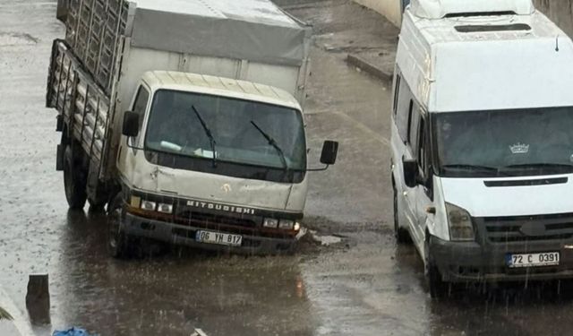 Batman’da yoğun yağışlar sonrası yollarda çökme yaşandı!