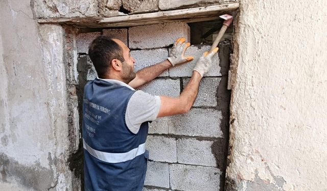 Diyarbakır’da vatandaş istedi, belediye kapıya duvar ördü!