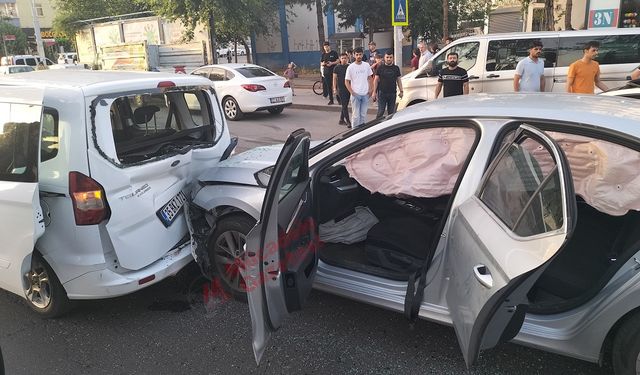 Diyarbakır'da zincirleme trafik kazası: Araçlar hasar gördü!