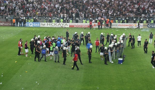 Elazığspor Vanspor maçında hakeme musluk atan şahıs yakalandı!