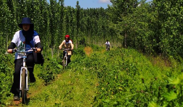 Hevsel Bahçeleri'ni bisikletle gezdiler: Unutulmaz anlara tanık oldular