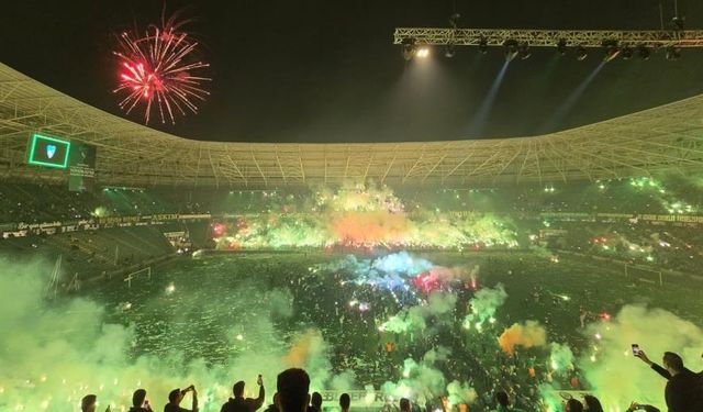 Kocaelispor şampiyonluğu kutladı: Ünlü isimler sahne aldı!