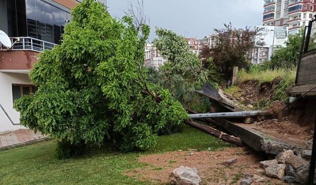 Malatya’da sağanak yağışlar duvarı yıktı!