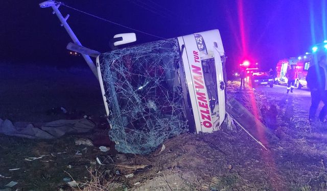 Van’da yolcu otobüsü devrildi: Çok sayıda yaralı var!