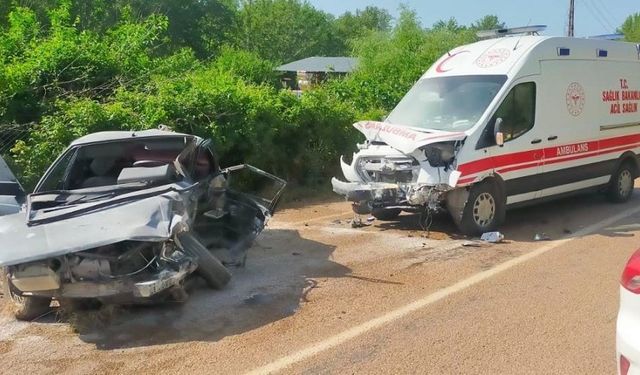 Ambulans ile otomobil çarpıştı: Ölü ve yaralılar var