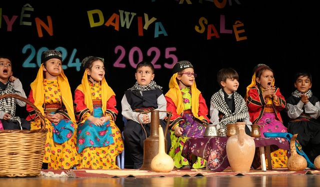 Diyarbakır’da Kürtçe şarkılar ve geleneksel kıyafetlerle mezuniyet