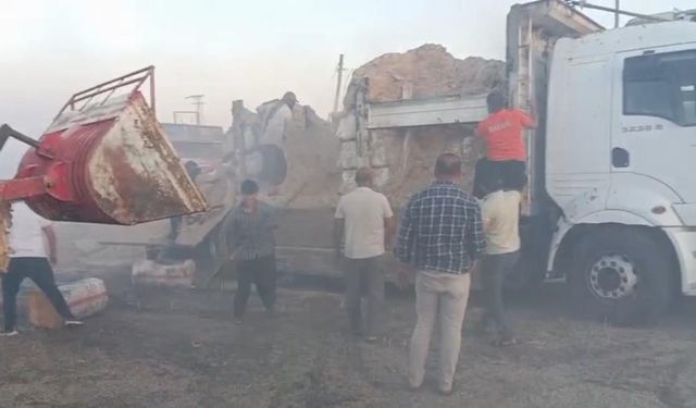 Diyarbakır'da kamyondaki saman balyaları yandı