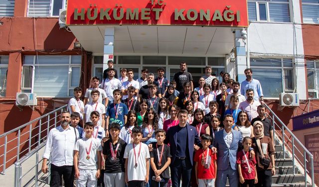 Diyarbakır’da kaymakam, başarılı sporcuları ödüllendirdi