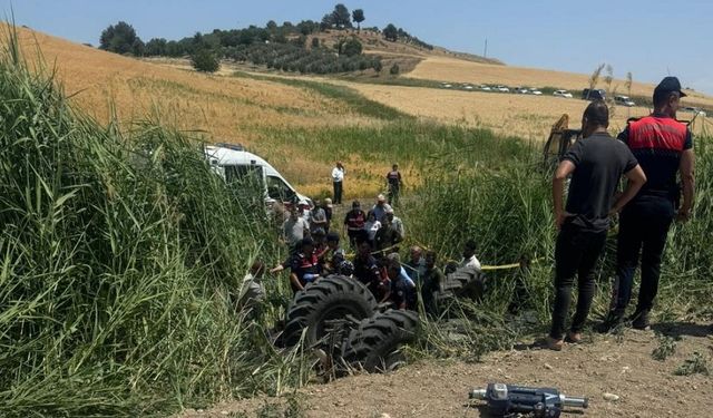 Ekin yangınını söndürmek isterken traktörün altında kaldı