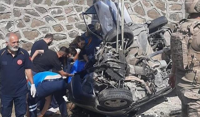 Tunceli'de iki araç kafa kafaya çarpıştı: 1'i ağır çok sayıda yaralılar var