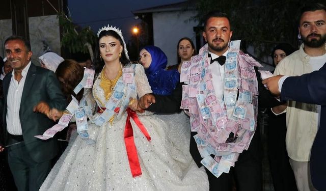 14 Kişi saydı: Van’daki düğünde milyonluk takı töreni