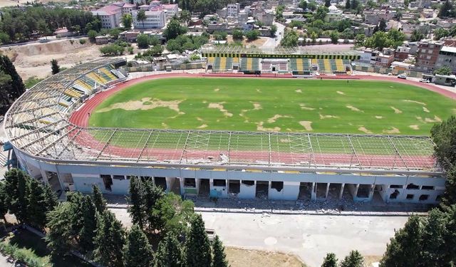 Adıyaman’da hasar gören 50 yıllık stadyum yıkılıyor!