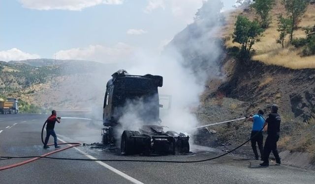 Bingöl – Diyarbakır yolunda TIR alevlere teslim oldu