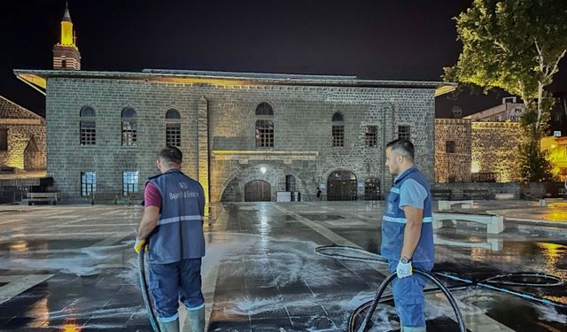 Diyarbakır’ın tarihi ilçesinde seferberlik: Gece temizliği başlatıldı