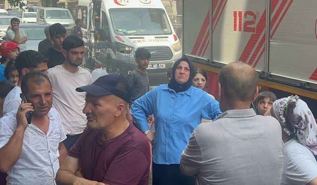 Diyarbakır'da bir evde yangın çıktı: Cadde dumanla kaplandı