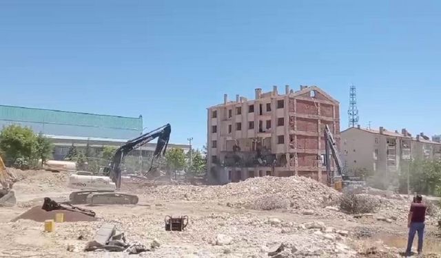 Elazığ’da ağır hasarlı bina korna sesiyle yıkıldı!