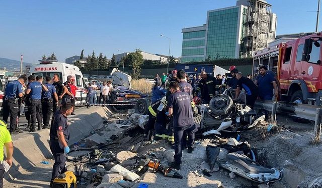 Kocaeli’de feci kaza: Üç araç birbirine girdi, çok sayıda ölü var