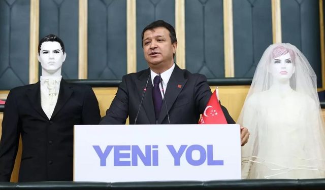 Meclis’te ilginç protesto: Kürsüye gelin ve damat mankeniyle çıktı