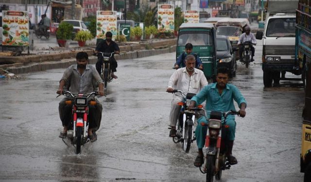 Pakistan’da muson yağmurları 64 can aldı