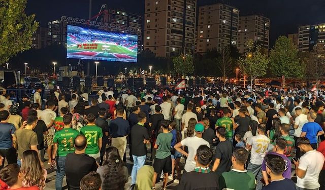 Amedspor maçını protokolde değil, taraftarlarla izledi
