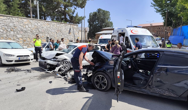 Bitlis’te meydana gelen trafik kazasında 10 kişi yaralandı!