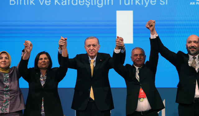 Cumhurbaşkanı Erdoğan rozetleri taktı: 9 Belediye Başkanı AK Partiye katıldı!