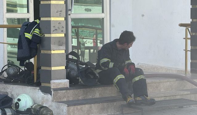Diyarbakır’da bina yangını: 3 itfaiye eri hastanelik oldu!