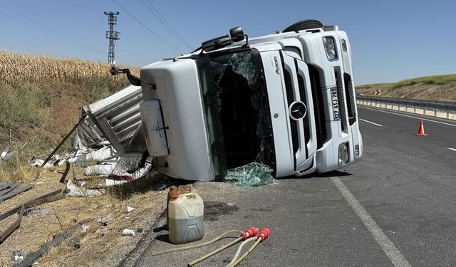 Diyarbakır’da gübre yüklü TIR devrildi