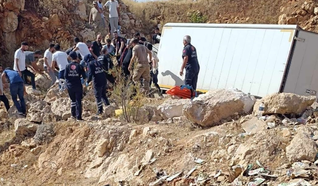 Diyarbakır’ın ilçesinde kamyonet şarampole devrildi: 3 yaralı var!