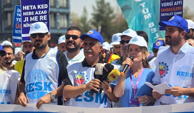 Diyarbakır’da memurlardan halaylı iş bırakma eylemi!