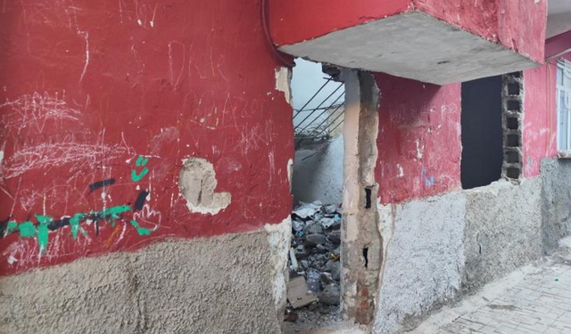 Diyarbakır’daki bu ev korkutuyor: Mahalleli isyanda!
