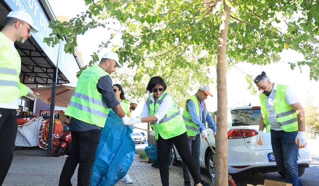 Diyarbakır’ın ilçesinde genel temizlik: Başkan da katıldı