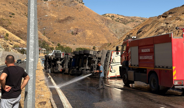 Elazığ Diyarbakır karayolunda kaza: Tavuk yüklü TIR devrildi