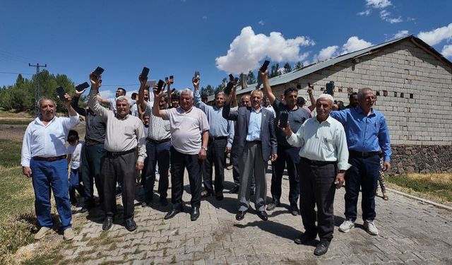 Köylülerin 'telefon'lu eylemi: Sebebi şaşırttı