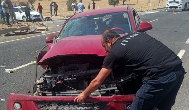 Mardin-Diyarbakır yolunda TIR ile otomobil çarpıştı