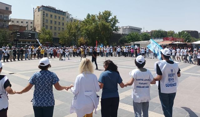 Diyarbakır’da memurlardan halaylı iş bırakma eylemi!