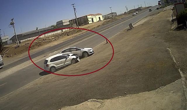 Diyarbakır Sur’da iki otomobil çarpıştı: Yaralılar var!