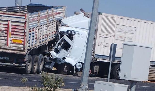 Diyarbakır'da 2 TIR çarpıştı: Yaralılar var!