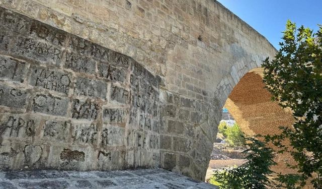 Diyarbakır’da 850 yıllık köprüye isimlerini kazıdılar!