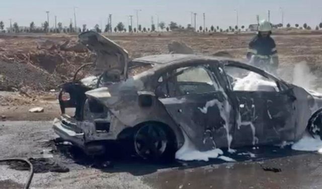 Diyarbakır'da bir otomobil alev topuna döndü