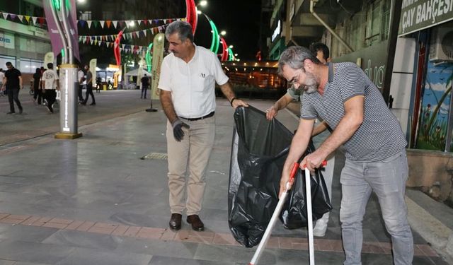 Diyarbakır’da konser sonrası belediye başkanları temizlik yaptı